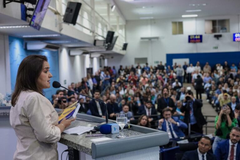 Na volta aos trabalhos da Câmara, prefeita destaca parceria e investimentos