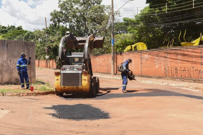 PrefCG vistoria obras e atende demandas nas regiões