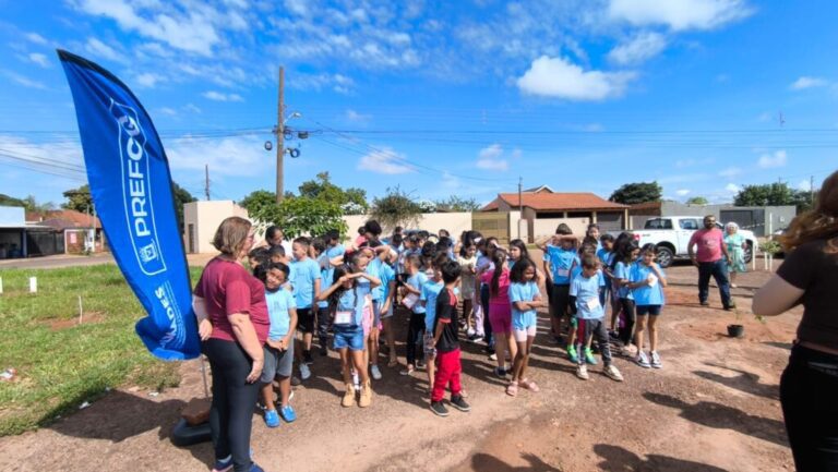 Prefeitura amplia áreas verdes com novo pomar em escola municipal