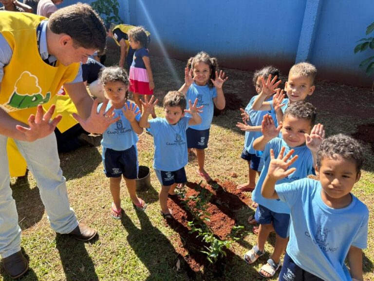 Prefeitura promove plantio de 25 mudas em escola da Capital