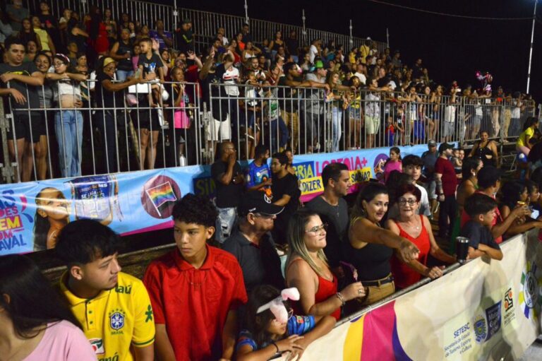 Segundo dia de desfile leva 20 mil pessoas para Praça do Papa
