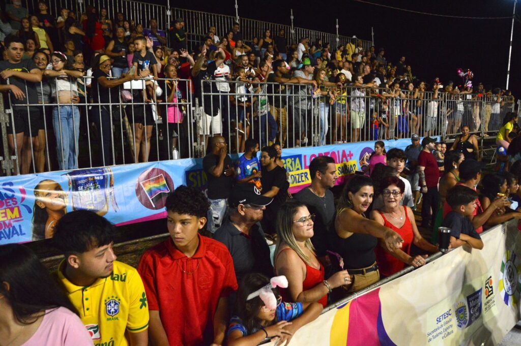 Segundo dia de desfile leva 20 mil pessoas para Praça do Papa