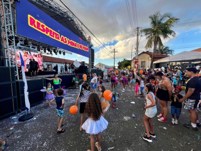 Terceiro dia de Carnaval reúne 12 mil pessoas na Esplanada
