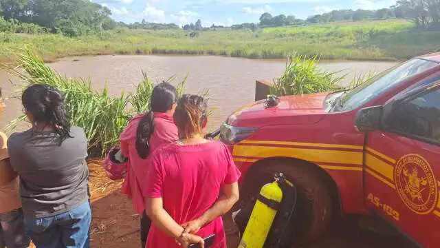 Vista aérea de uma lagoa em comunidade indígena onde ocorreu um afogamento trágico.