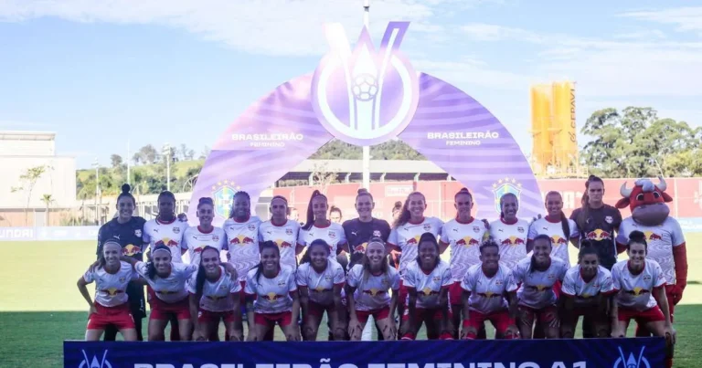 Jogadoras de futebol feminino em campo durante uma partida do Brasileirão