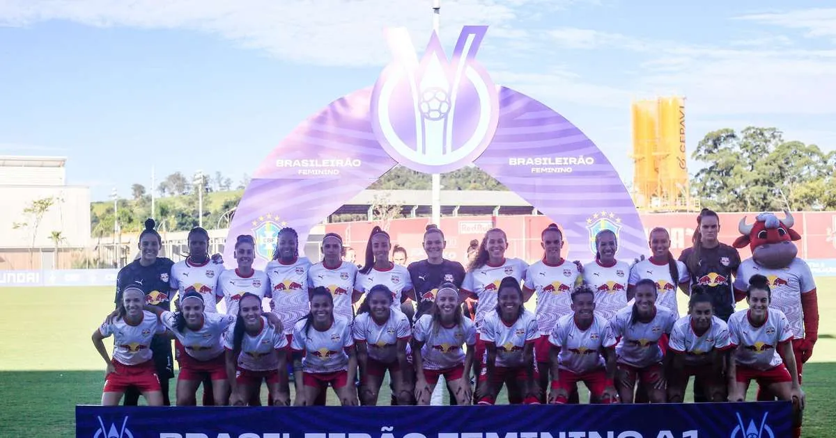 Jogadoras de futebol feminino em campo durante uma partida do Brasileirão