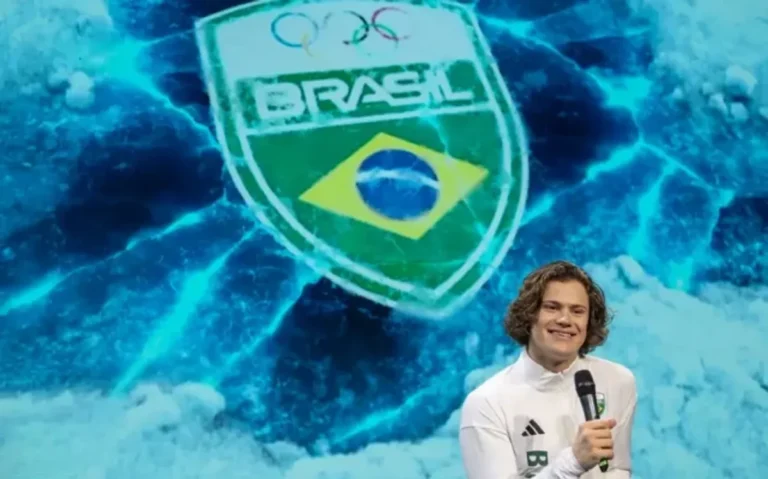 Atleta brasileiro de esqui alpino Lucas Pinheiro Braathen em ação nos Jogos Olímpicos de Inverno