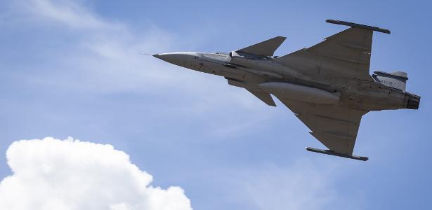 Caça F-39 Gripen em voo, aeronave da Força Aérea Brasileira protegendo o espaço aéreo nacional