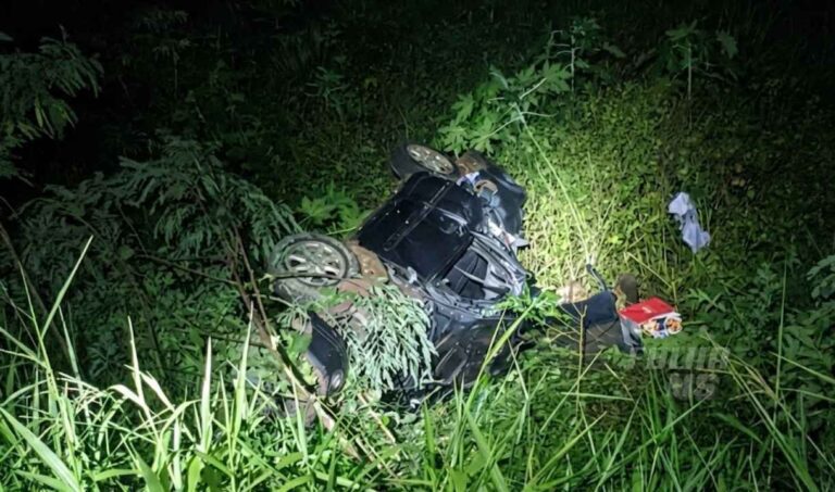 Carro capota na BR-262 e deixa duas pessoas feridas em Corumbá