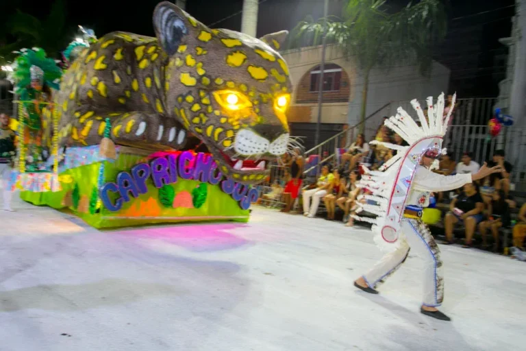 Caprichosos exalta forças da natureza no fechamento do domingo de Carnaval