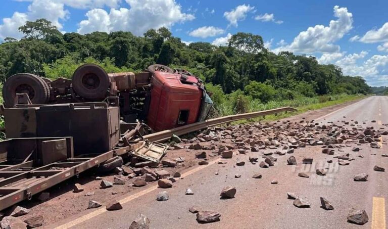 Carreta com ferro gusa tomba e interdita BR-262 em Porto Morrinho