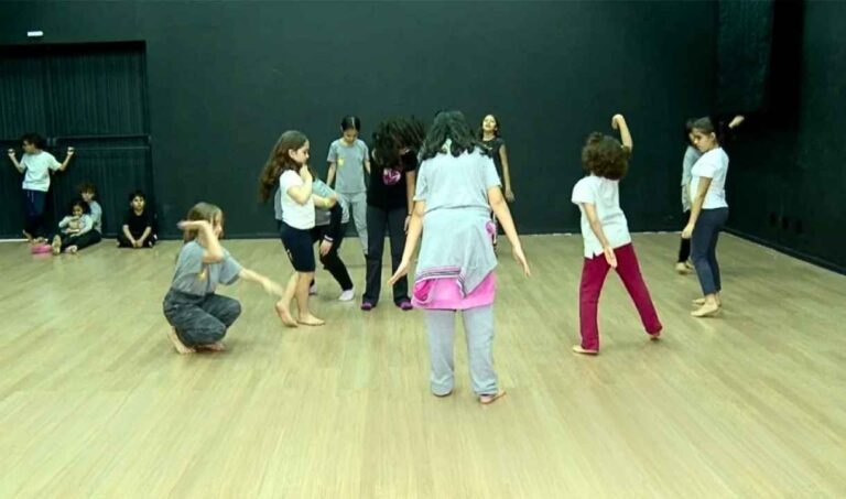 Curso gratuito de teatro abre inscrições para crianças com bolsas em Campo Grande