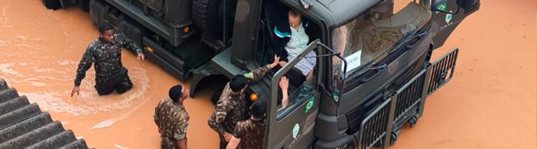 Militares brasileiros das Forças Armadas prestando socorro em áreas atingidas por chuvas em Minas Gerais.