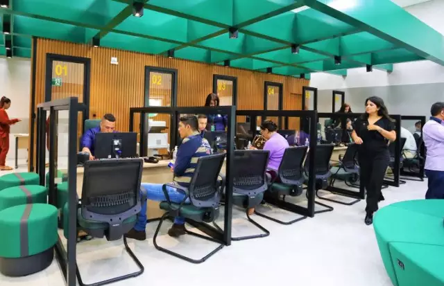 Pessoa agendando serviço do Detran-MS online em computador
