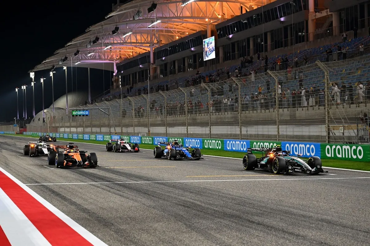 Carro de Fórmula 1 em alta velocidade durante testes de pré-temporada no Bahrein