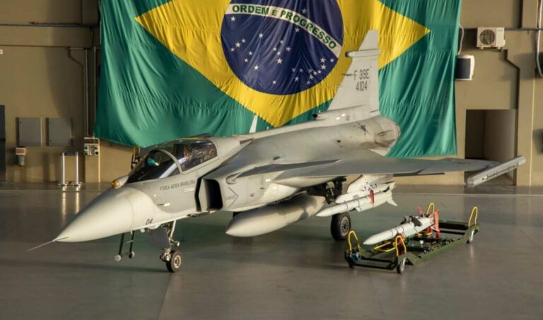 Brasil é 1º país com capacidade para laçamento de bombas pesadas guiadas a laser com caça Gripen