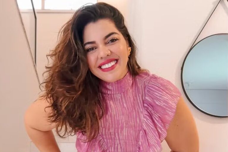 Representação simbólica da busca por justiça em caso de feminicídio com atraso judicial, um ano após o crime.
