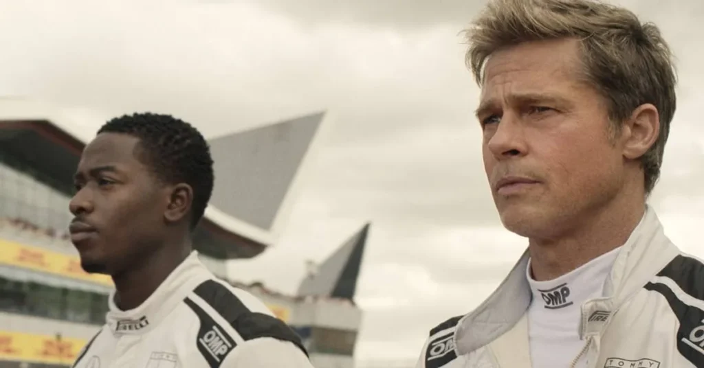 Brad Pitt em cena de filme de Fórmula 1 durante gravação