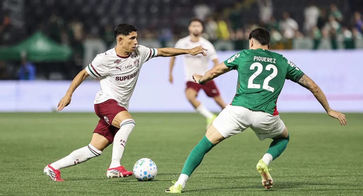 Jogador do Fluminense chuta a gol contra o Palmeiras na Arena Barueri