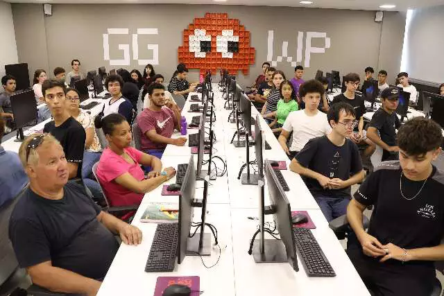 Estudante jovem utilizando um computador para aprender desenvolvimento de sistemas em Mato Grosso do Sul