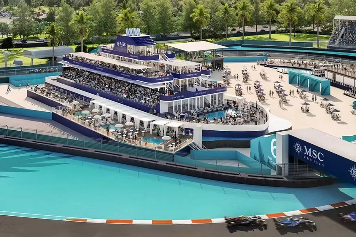 Superiate luxuoso servindo como arquibancada no GP de Miami de Fórmula 1, com espectadores observando a corrida.