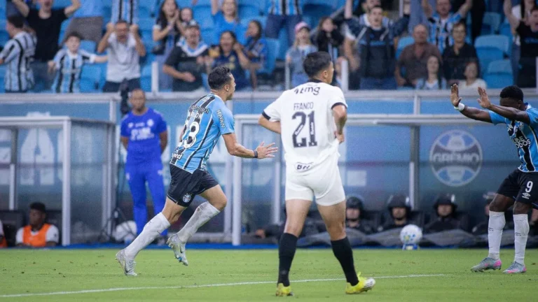 Jogador do Grêmio comemora gol decisivo contra o Atlético-MG em partida do Campeonato Brasileiro.