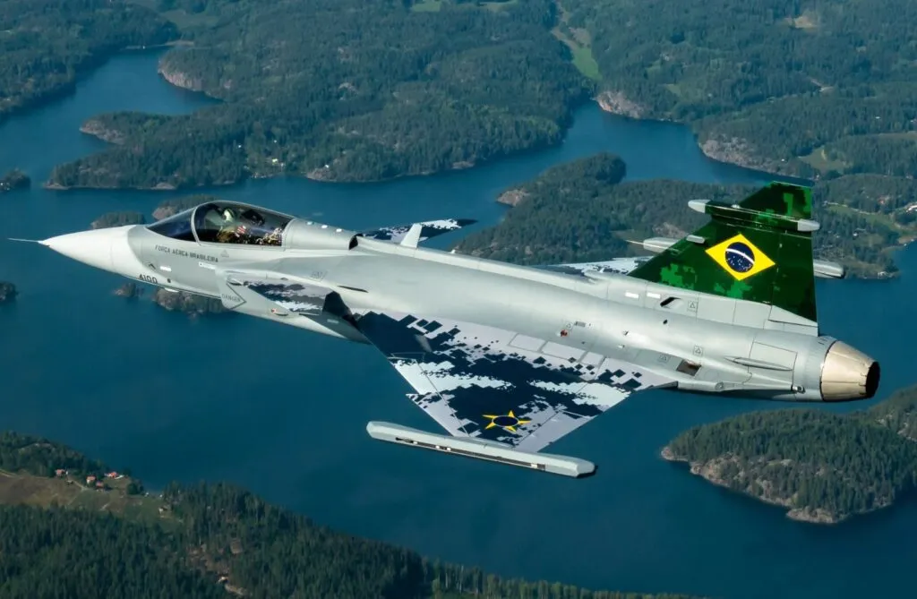 Primeiro caça supersônico brasileiro terá entrega até março de 2026 2 F-39 Gripen, caça supersônico, defesa nacional, Embraer, Força Aérea Brasileira, tecnologia militar, exportação de aeronaves