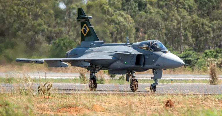 Caça Gripen F-39 já protege espaço aéreo de Brasília