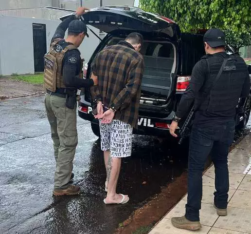 Viatura policial em frente a uma casa à noite, simbolizando intervenção em caso de violência doméstica e posse de arma em Campo Grande.