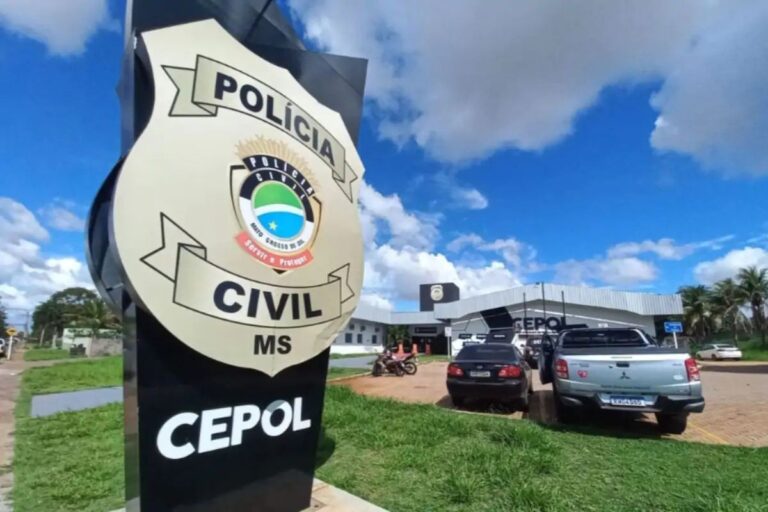 Homem tranca suspeito de furto em carro com vidro quebrado em Campo Grande