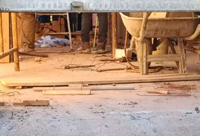 Andaime em obra residencial em Dourados, onde um idoso sofreu um acidente fatal.