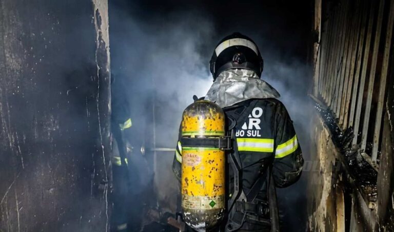 Bombeiros controlam incêndio em quarto de residência no bairro Cristo Redentor