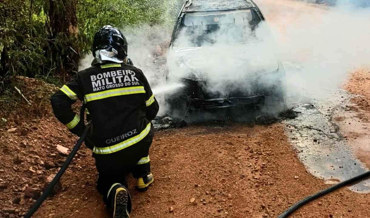 incêndio em veículo em Ladário