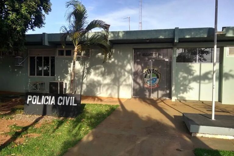 Irmãos algemados sendo escoltados pela polícia em uma delegacia