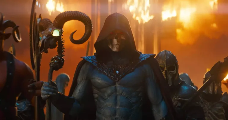 Jared Leto como Esqueleto, com rosto de caveira roxa, em cena dramática do filme live-action de He-Man.