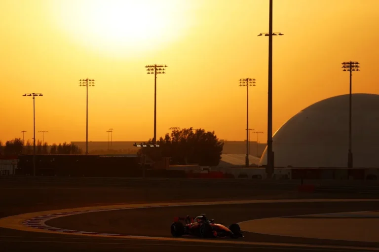 Carro da Ferrari em ação durante testes da Fórmula 1 no Bahrein.