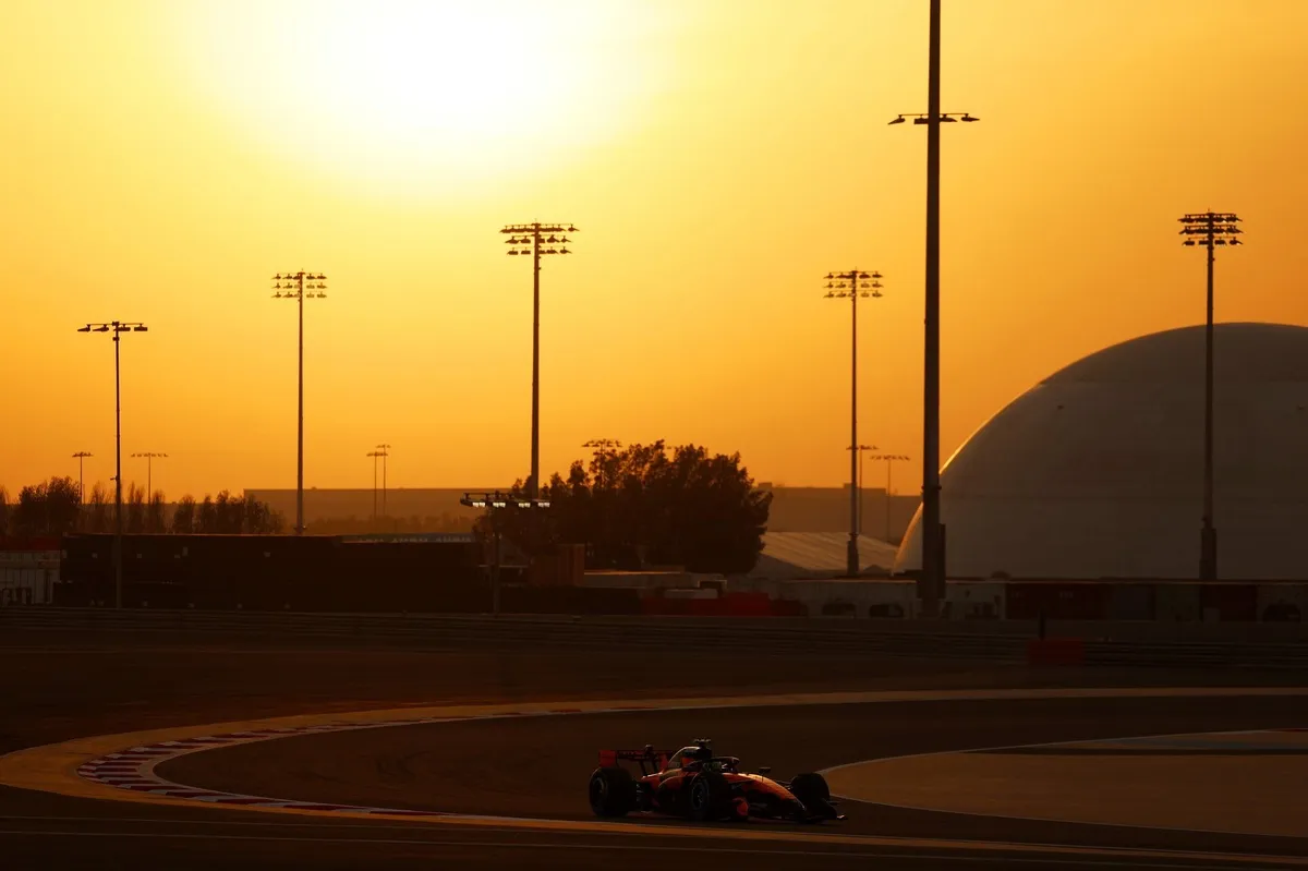 Carro da Ferrari em ação durante testes da Fórmula 1 no Bahrein.