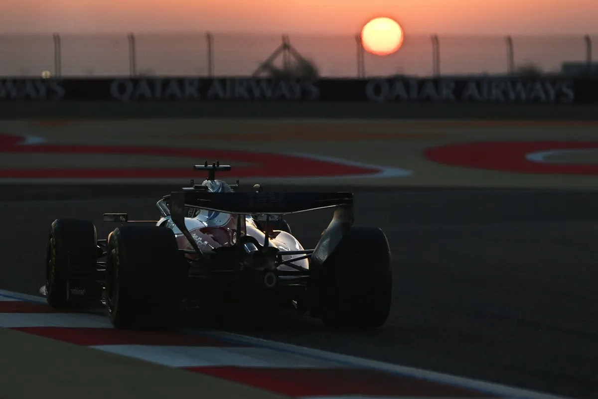 Carro da Ferrari de Charles Leclerc em alta velocidade durante os testes de pré-temporada da F1 no Bahrein.