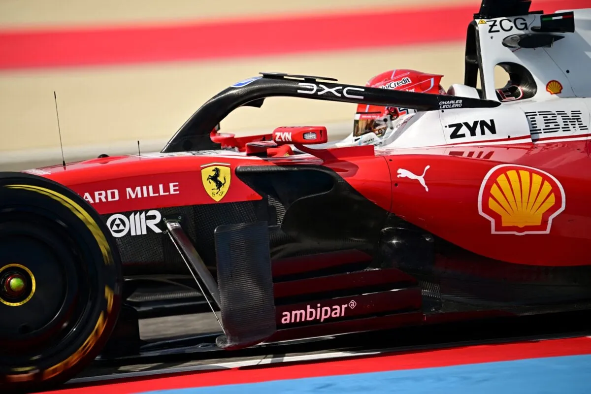 Charles Leclerc pensativo dentro de seu carro de Fórmula 1