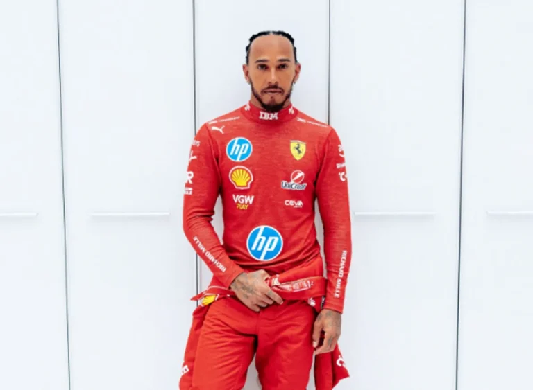 Lewis Hamilton pilotando um carro de Fórmula 1 da Ferrari