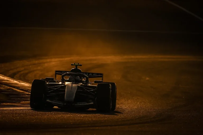 Carros de Fórmula 1 da Mercedes, Ferrari e Red Bull em alta velocidade durante testes de pré-temporada.