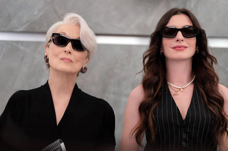 Emily Blunt critica sobrancelhas de Anne Hathaway em prévia de O Diabo Veste Prada 2