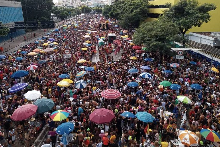 Câmara de BH aprova restrição de crianças em blocos com nudez