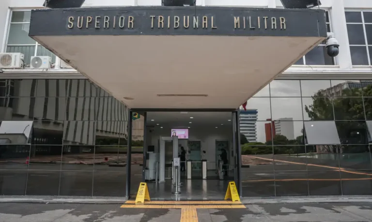 Perda de patente de Bolsonaro segue para análise no Superior Tribunal Militar