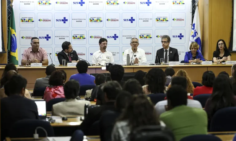 Governo anuncia 3 mil vagas de residência médica e seleção de 900 especialistas