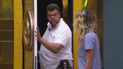 Babu Santana reclama com Samira após sister furar fila do raio-x no BBB 26