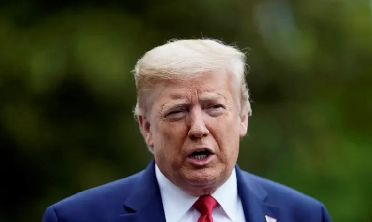 Trump é criticado por publicar vídeo que retrata Obama e Michelle como macacos