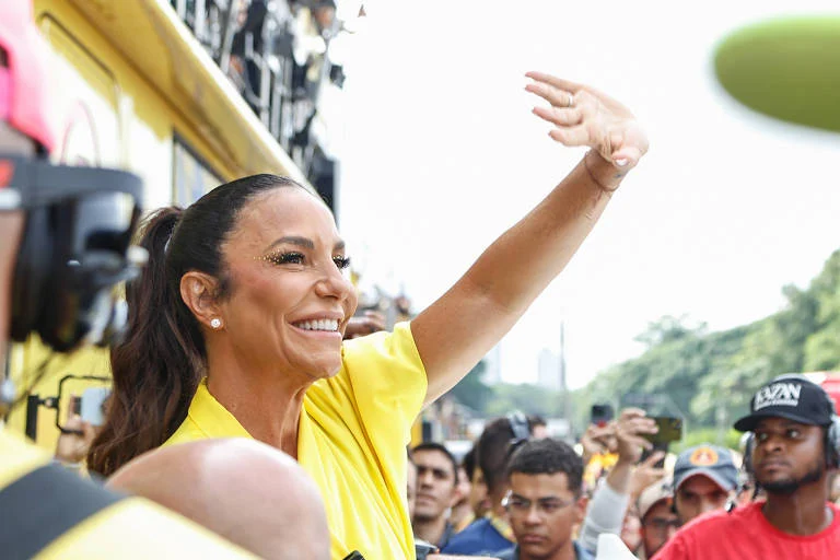 Estreia de Ivete Sangalo em bloco de rua em São Paulo reúne multidão e famosos