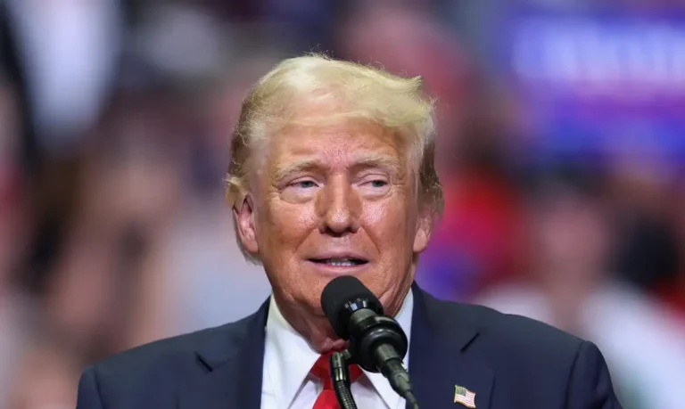 Trump não pede desculpas após publicar vídeo com imagem racista
