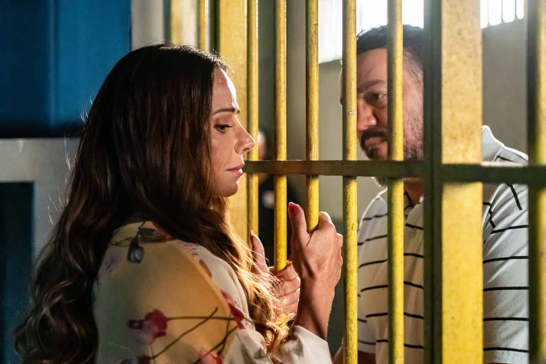 Cena de novela inverte papéis reais de Belo e Viviane Araújo na prisão
